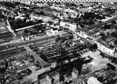 Halanzy- vue aérienne gare, usine, passerelle.jpg